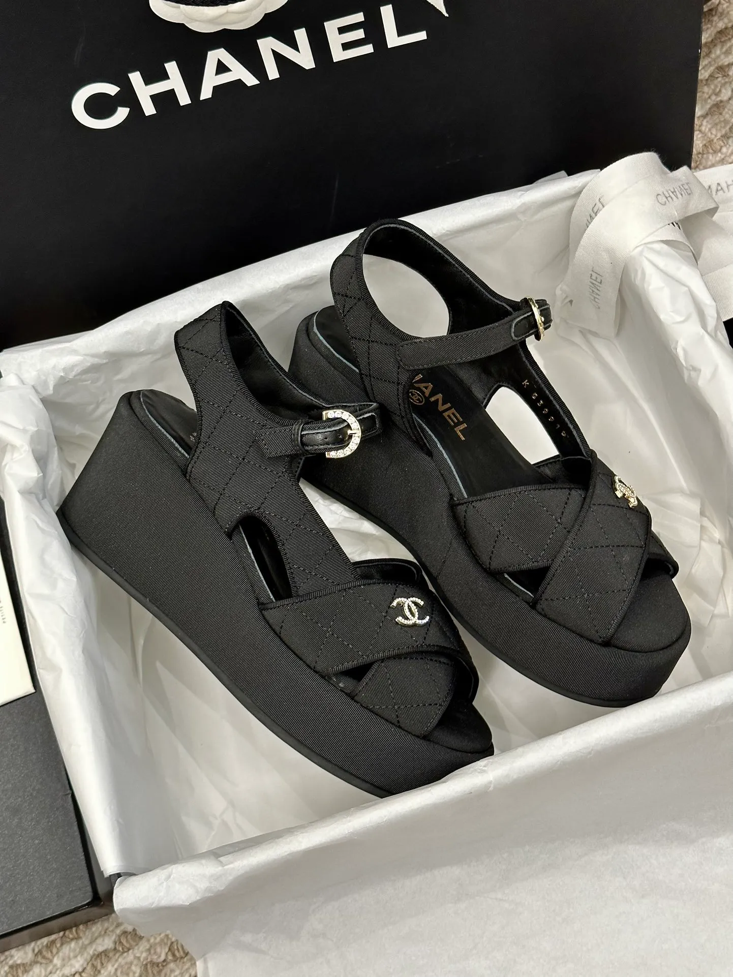 👟👟Ex-factory price 480👟👟 CHANEL C Jia Xiaoxiang 23ss new wedge heel open toe high heel sandals. Top counter quality. The moment you put it on your feet, it is still super stunning. 🔥All materials are customized according to the original version! Upper: imported first-layer calfskin/imported fragrant cloth/ lining: imported sheepskin, foot pad: sheepskin sole: outsole imported from Italy Size number: 34-40